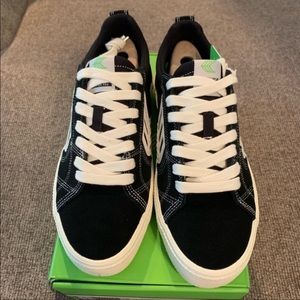 Mens size 8.5 Cariuma shoes. New in the box never worn